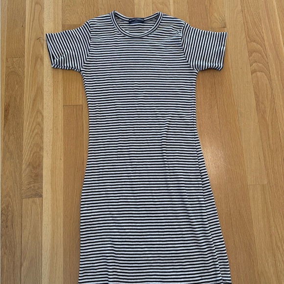 Brandy Melville Throwback OG striped t-dress white + navy stripes one size - Picture 6 of 9